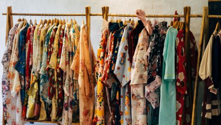 7 izdevīgas idejas, kā pelnīt naudu ar apģērbu