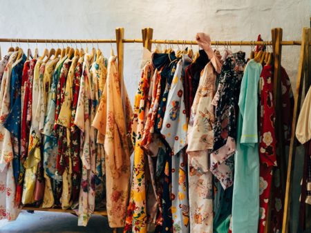 7 izdevīgas idejas, kā pelnīt naudu ar apģērbu