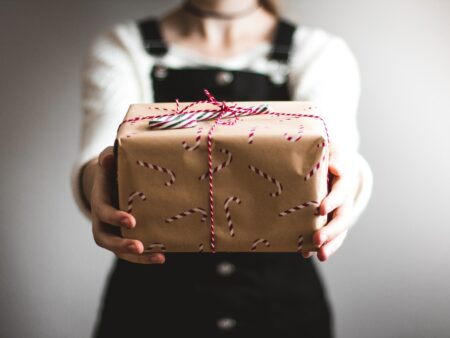 25 dāvanu idejas Ziemassvētkos (ko uzdāvināt vai pārdot)